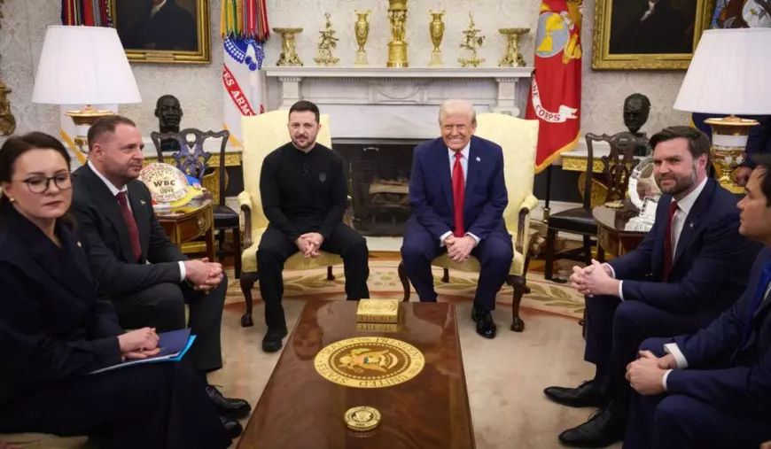Președintele ucrainean Volodimir Zelenski, stânga, îl ascultă pe președintele american Donald Trump, dreapta, în timpul unei întâlniri bilaterale foarte tensionate în Biroul Oval al Casei Albe, 28 februarie 2025, Washington, D.C.