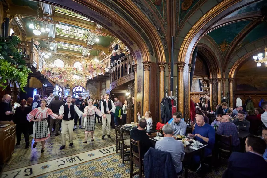 Așa arată atmosfera la Caru' cu Bere. Foto: Facebook