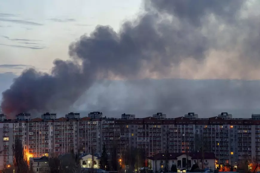 blocuri din orașul Kiev și mult fum la orizont de la atacul rusesc cu drone
