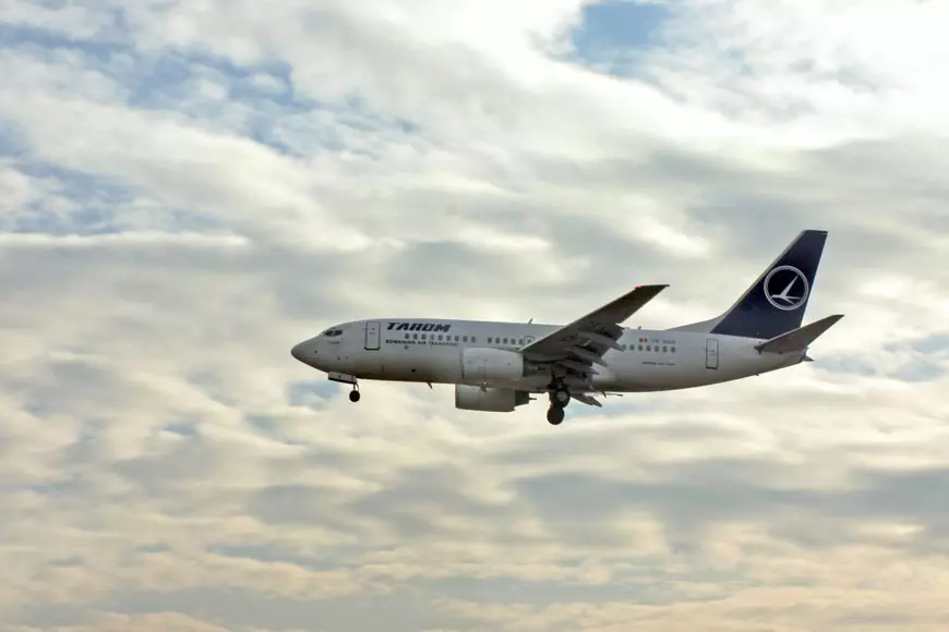 Poză cu un avion al compnaiei Tarom în timpul unui zbor