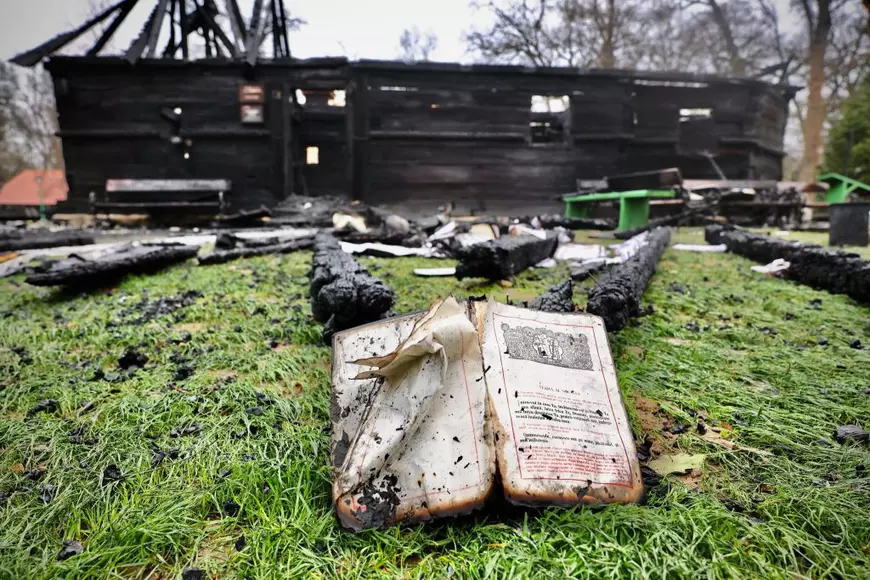 Circumstanțele incendiului care a distrus cea mai valoroasă biserică de lemn din Banat. Șeful de la Monumente: „Instalația electrică era pusă direct pe clădire”