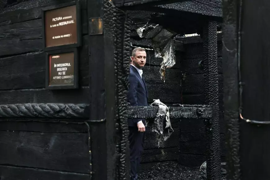 Circumstanțele incendiului care a distrus cea mai valoroasă biserică de lemn din Banat. Șeful de la Monumente: „Instalația electrică era pusă direct pe clădire”