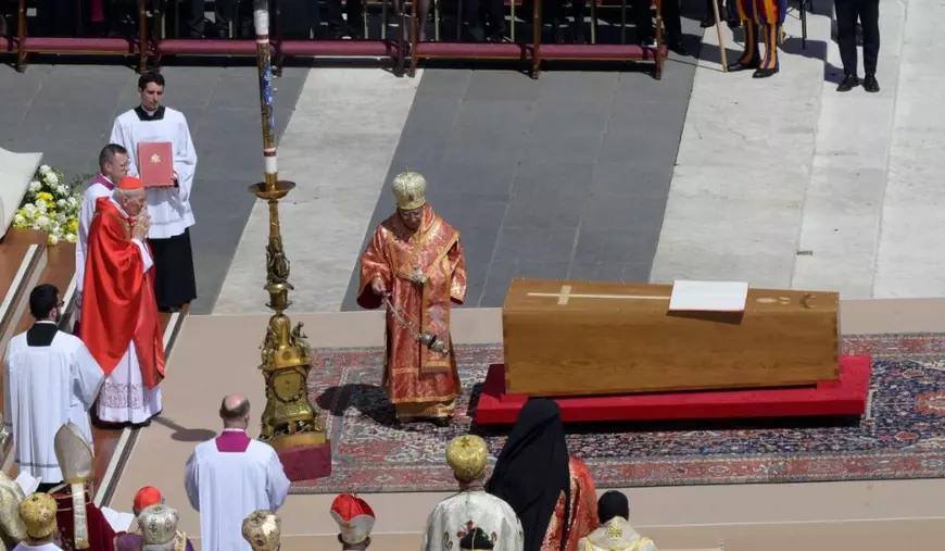 Cardinalul Giovanni Battista Re la slujba de înmormântare a defunctului papă Francisc în Piața San Pietro, 26 aprilie 2025.