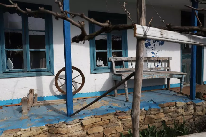 O casa lipoveneasca cu geamuri albastre