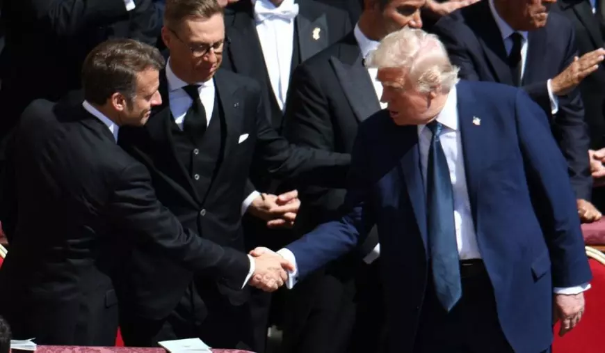 Emmanuel Macron și Donald Trump dând mâna în timpul slujbei de înmormântare a Papei Francisc