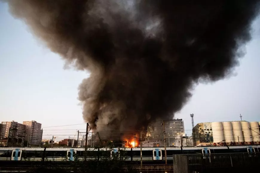Incendiu la Paris, în apropiere de clădirea tribunalului. Un centru de triaj a fost mistuit de flăcări, degajări mari de fum peste Sena