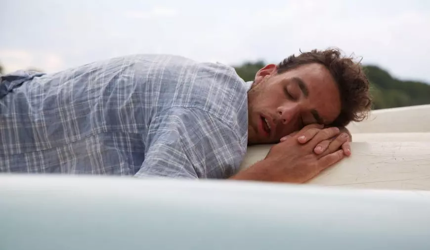 Bărbat obosit doarme în timpul serviciului in aer liber