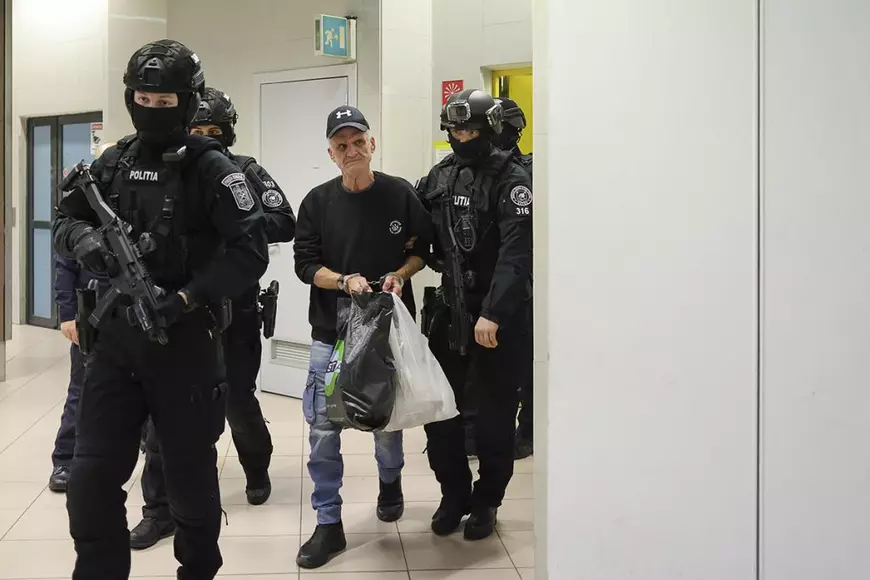 Nati Meir este ecortat de forțe de ordine la aducerea acestuia în tara din Grecia, pe Aeroportul Otopeni, 27 decembrie 2024