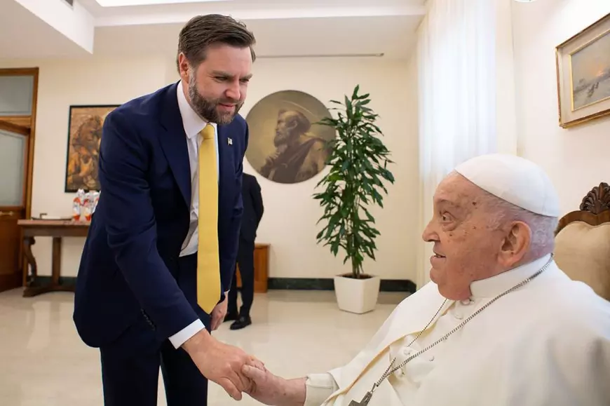 JD Vance, în picioare, dă mâna cu Papa Francisc, aflat într-un cărucior, la Vatican