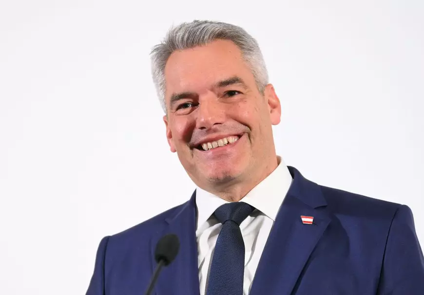 Karl Nehammer, fostul cancelar austriac, surprins în timp ce zâmbește