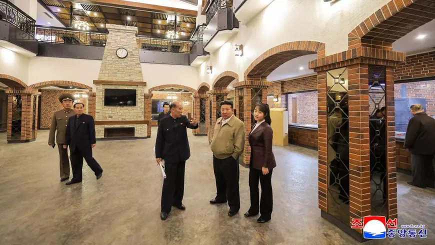 Kim Jong Un și fiica sa, Kim Ju-ae, surprinși într-o clădire din cartierul nou construit în Phenian.