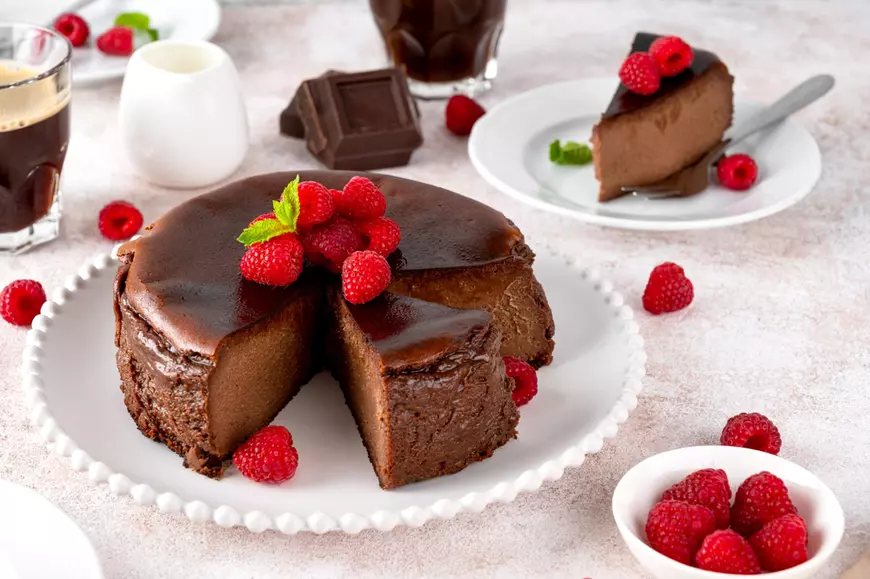 Pască cu ciocolată fără aluat se poate decora cu fructe sau cu ouă de ciocolată