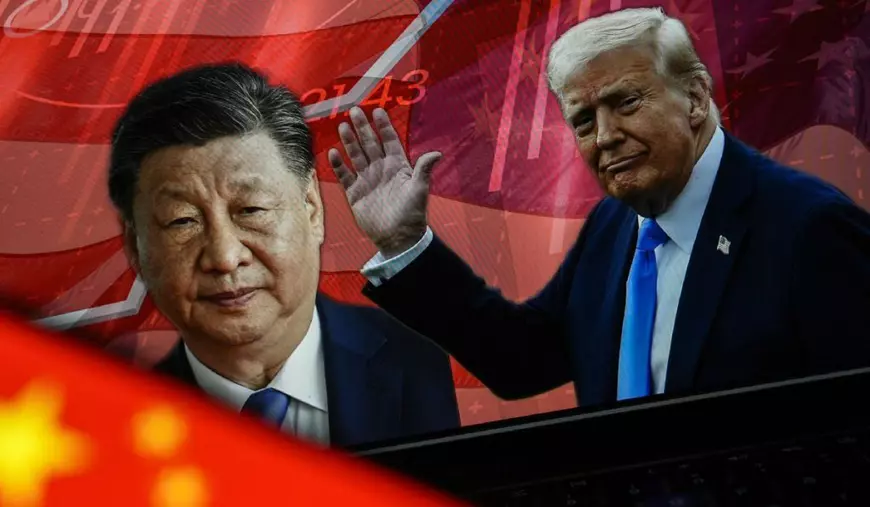 În această ilustrație foto, portretele președintelui american Donald Trump și președintelui chinez Xi Jinping sunt afișate pe un ecran de computer, în timp ce steagul chinez este văzut în Ankara, Turkiye pe 10 aprilie 2025.