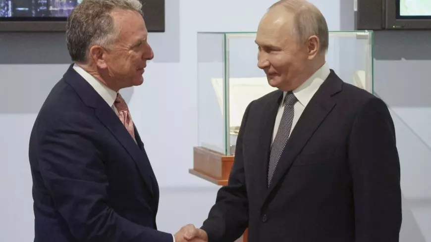 Vladimir Putin zâmbește, în dreapta, în timp ce dă mâna cu trimisul lui Donald Trump, Steve Witkoff