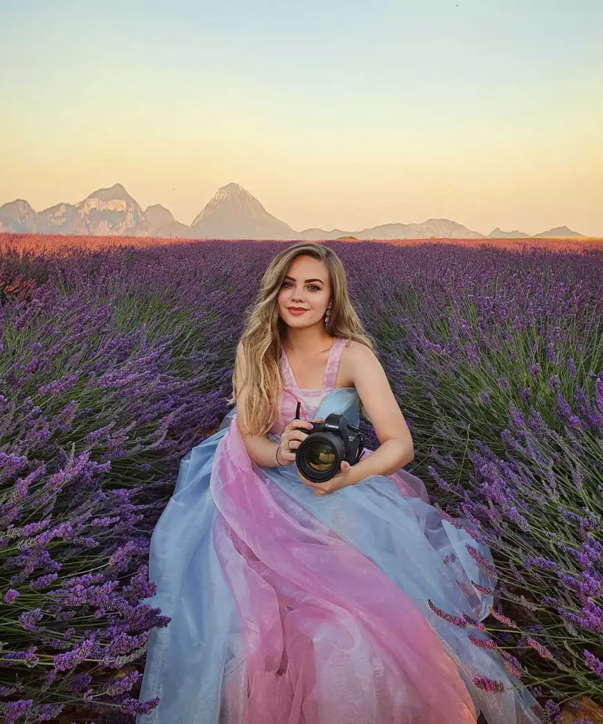 O femeie frumoasa cu un aparat foto in mana