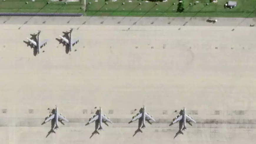 Șase avioane de realimentare Boeing KC-135 Stratotanker, observate de asemenea pe Insula Diego Garcia Foto: Profimedia