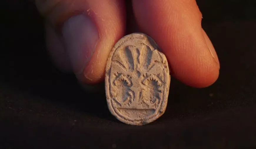 Sigiliul de la Tel Azekah. Foto: Emil Aladjem, Israel Antiquities Authority,