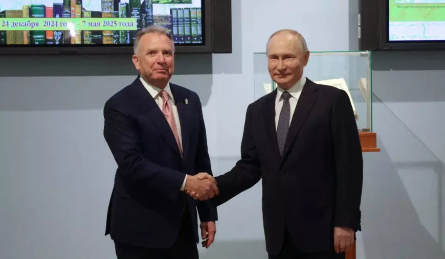 Președintele Rusiei, Vladimir Putin, în timp ce dă mâna cu trimisul special al președintelui american Donald Trump, Steve Witkoff.