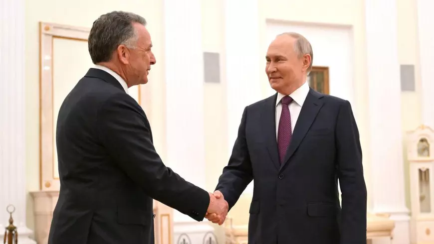 Steve Witkoff (stânga), primit la Kremlin de Vladimir Putin (dreapta) Foto: Hepta