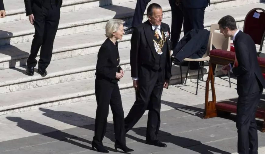 Ursula von der Leyen la slujba de înmormântare a defunctului papă Francisc în Piața San Pietro. Vatican, 26 aprilie 2025.