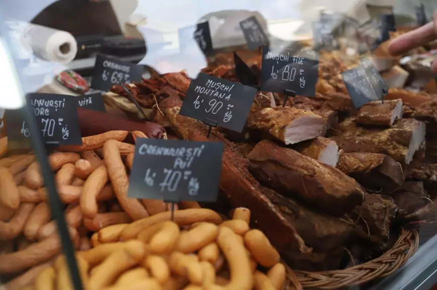 Târgul de Florii din București: se cumpără cașcaval de Pojorâta și cârnați de casă de la Covasna. Cât trebuie să scoateți din buzunar?