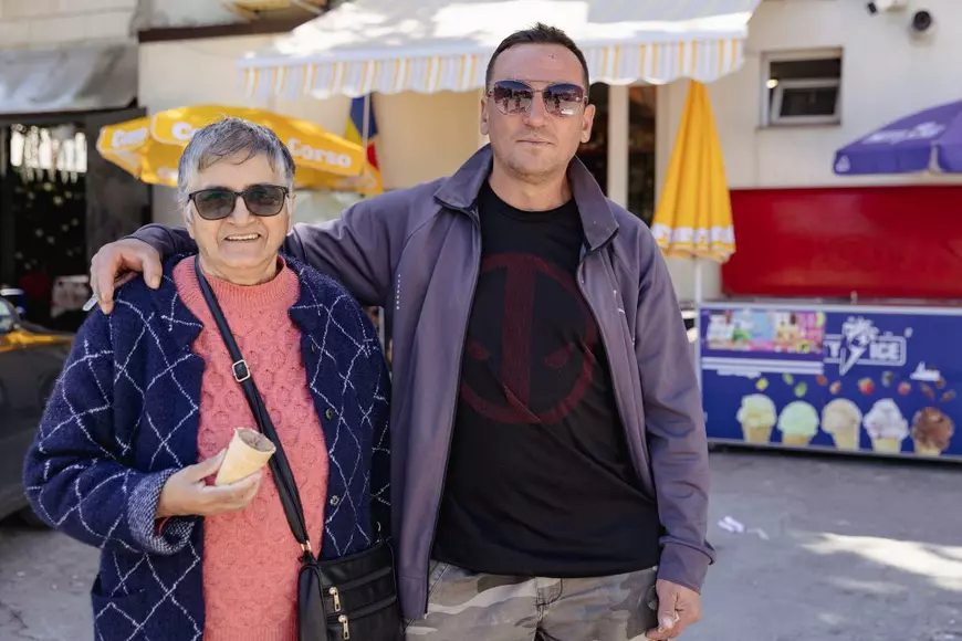 Duminica cetățeanului în sectorul 5. Adevăratul George Simion a ieșit cu soția și prietenii la vot la o școală din cartierul Sălaj: „Așteptăm schimbarea!” FOTOREPORTAJ