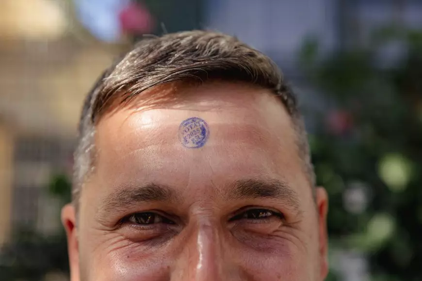 Duminica cetățeanului în sectorul 5. Adevăratul George Simion a ieșit cu soția și prietenii la vot la o școală din cartierul Sălaj: „Așteptăm schimbarea!” FOTOREPORTAJ