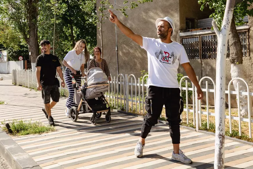 Duminica cetățeanului în sectorul 5. Adevăratul George Simion a ieșit cu soția și prietenii la vot la o școală din cartierul Sălaj: „Așteptăm schimbarea!” FOTOREPORTAJ