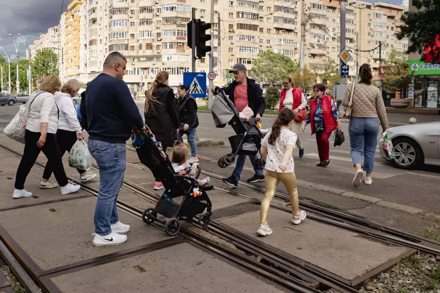 Duminica cetățeanului în sectorul 5. Adevăratul George Simion a ieșit cu soția și prietenii la vot la o școală din cartierul Sălaj: „Așteptăm schimbarea!” FOTOREPORTAJ
