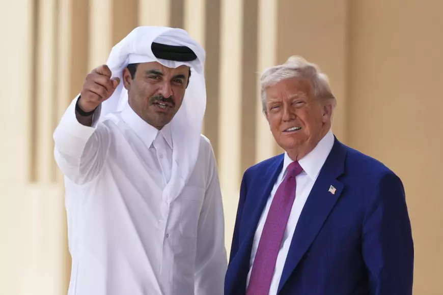 Tamim bin Hamad Al Thani (stanga, in tinuta traditionala alba, )s-a îmtâlnit cu Donald Trump (dreapta) la costum