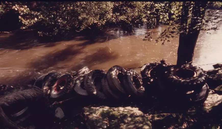 O poză cu un râu în flăcări, care lua foc frecvent din cauza poluării, a alimentat începuturile mișcării ecologiste în SUA