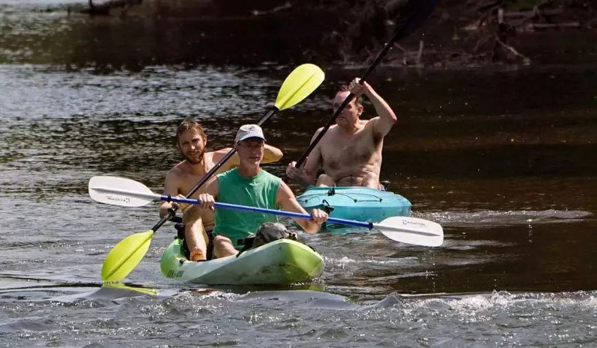 O poză cu un râu în flăcări, care lua foc frecvent din cauza poluării, a alimentat începuturile mișcării ecologiste în SUA