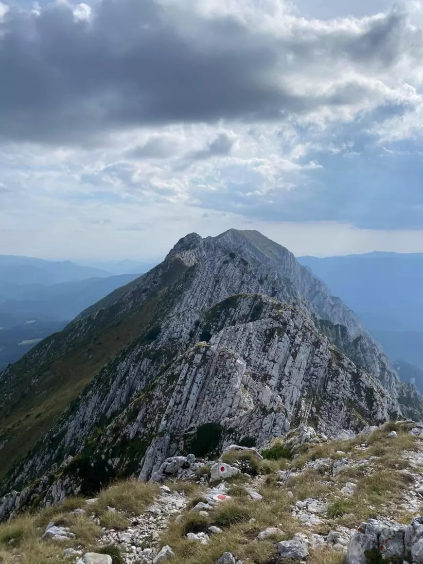 Creasta Pietrei Craiului. Foto: Iulia Moșoi, brașoveancă pasionată de drumeții