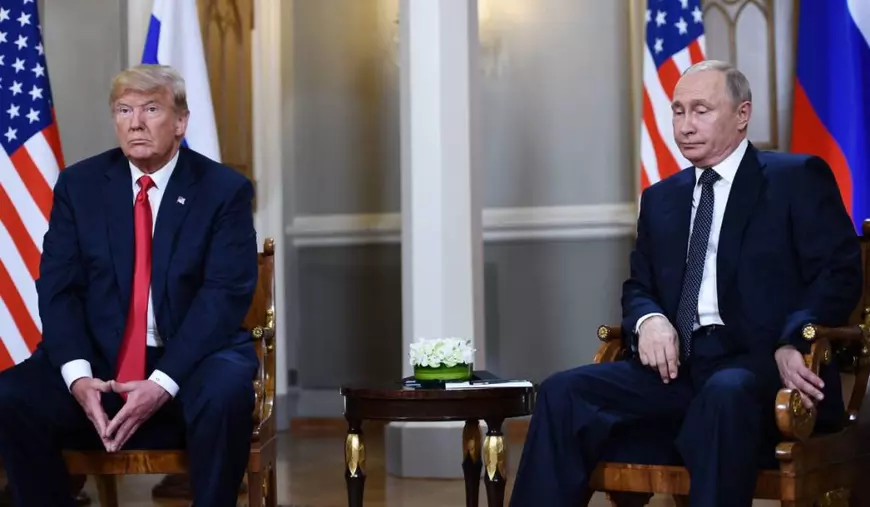Donald Trump alături de Vladimir Putin, în timpul unei întâlniri oficiale la Helsinki, în 2018. 