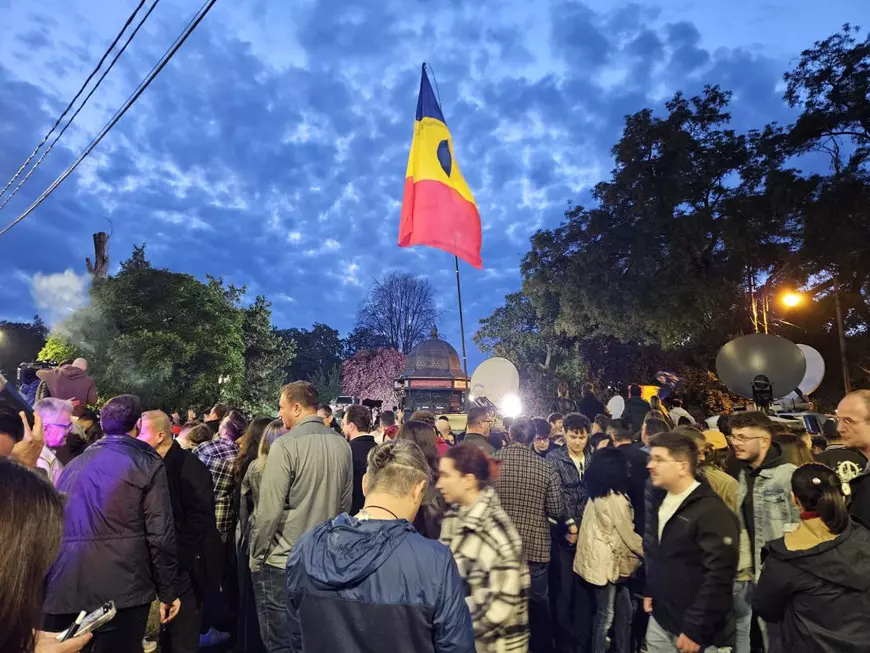 Sustinatori NIcusor Dan in asteptarea rezultatului votului