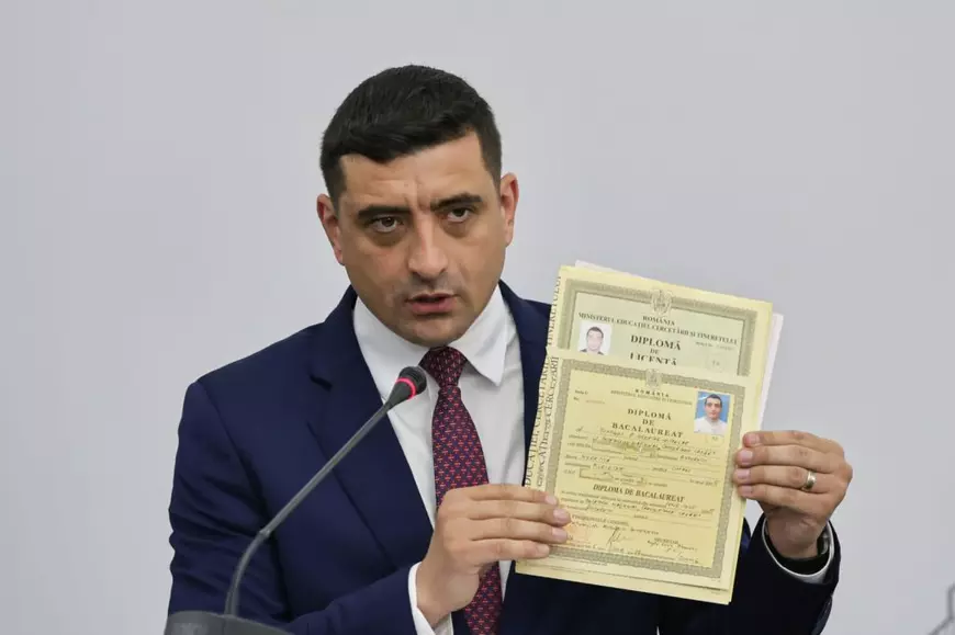 George Simion surprins în timp ce ține în mână diploma de BAC, în timpul dezbaterii de la Camera de Comerț