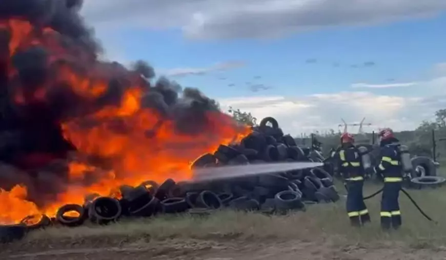 Pompierii încearcă să stingă incendiul de la depozitul de cauciucuri din Șendreni. Zeci de anvelope ard.
