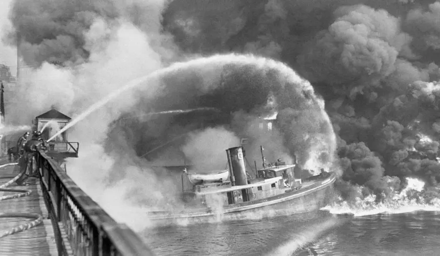 O poză cu un râu în flăcări, care lua foc frecvent din cauza poluării, a alimentat începuturile mișcării ecologiste în SUA