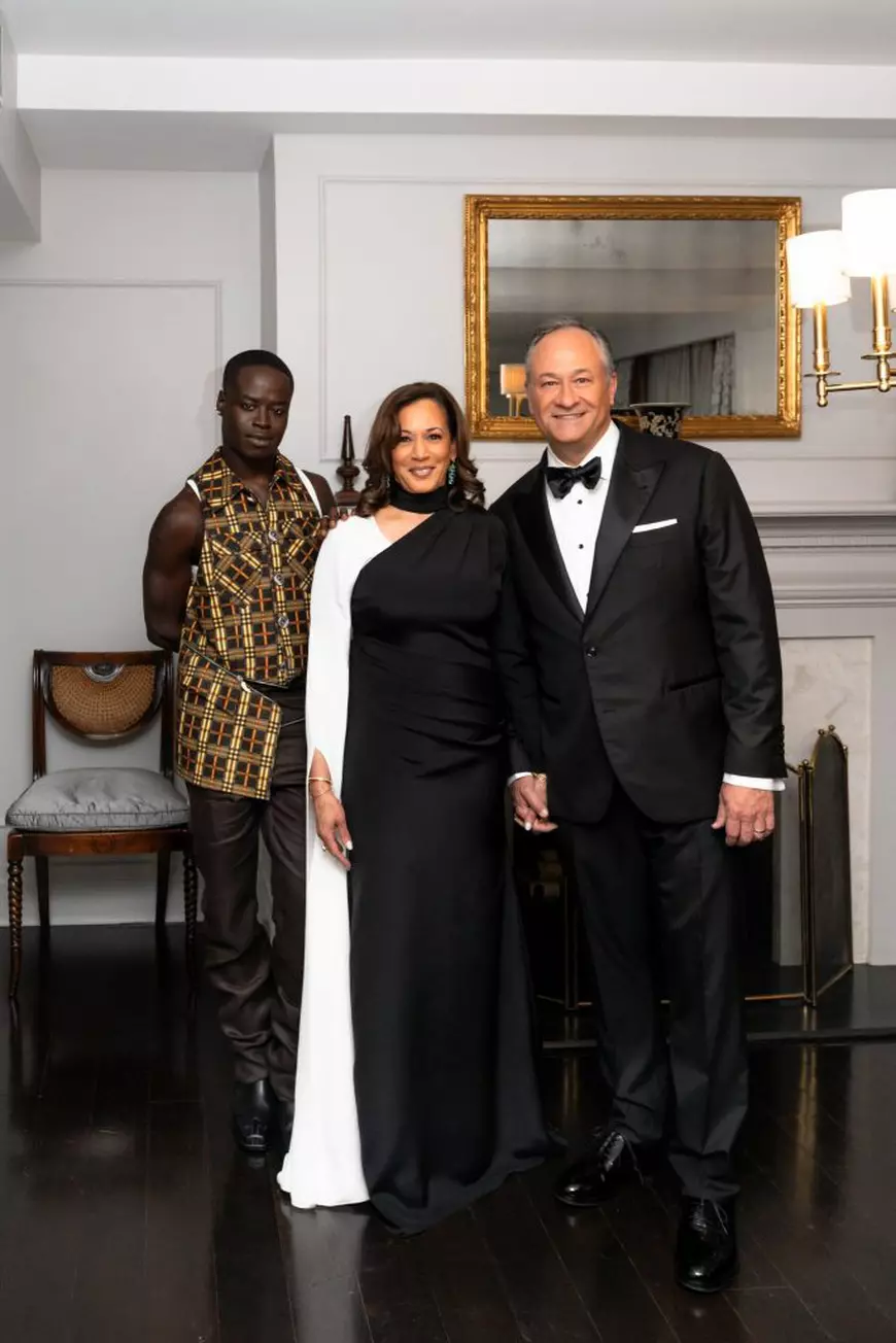 Cum a apărut Kamala Harris cu soțul la Met Gala 2025. Rochia a fost creată special pentru ea de un brand faimos