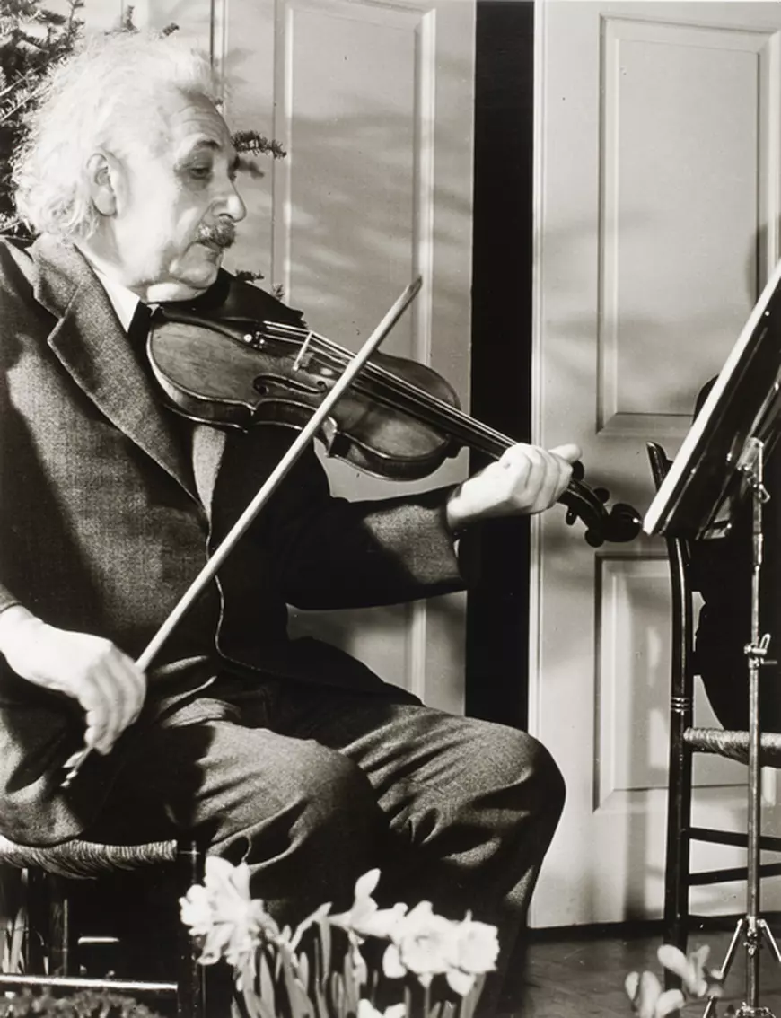 Einstein cantand la vioara