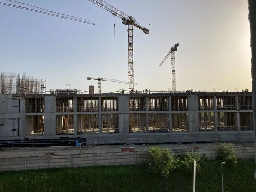 Misterioasa clădire construită de SRI, pe malul Lacului Străulești din Capitală, cu muncitori asiatici. „E o construcție specială. Uitați-vă ce gard mare e aici!”