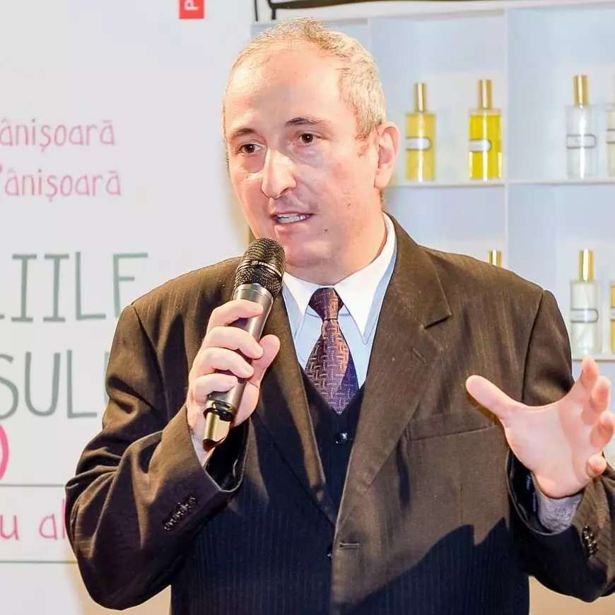 Ovidiu Pânișoară, expert în educație, vorbește la microfon în cadrul unui eveniment.