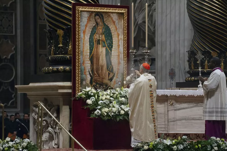  Robert Francis Prevost celebrează o slujbă pentru Fecioara Maria de Guadalupe în Bazilica Sfântul Petru la Vatican