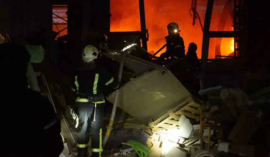 Pompierii și forțele de intervenție ucrainene încercând să stingă incendiile și să salveze oamenii după atacul masiv cu drone al Rusiei în Ucraina.