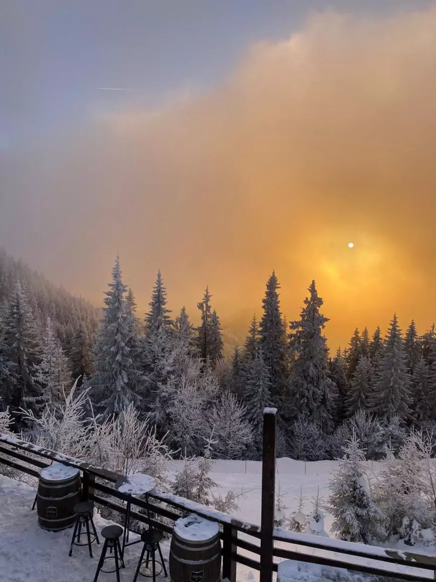 Priveliște de la Cabana Postăvaru iarna. Foto: Iulia Moșoi, brașoveancă pasionată de drumeții