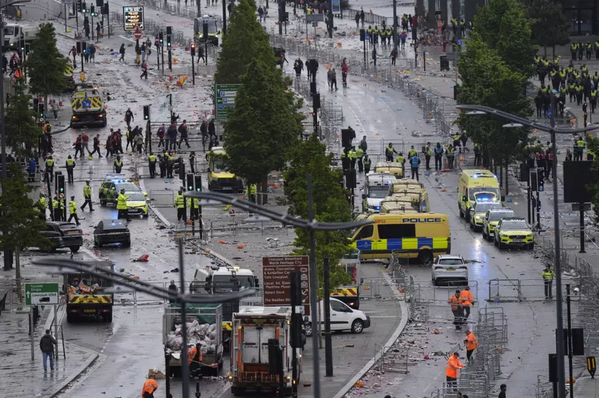 Poliția și personalul de urgență intervin în apropierea clădirii Liver Building din Liverpool, după ce o mașină a lovit mai mulți pietoni în timpul paradei suporterilor echipei FC Liverpool