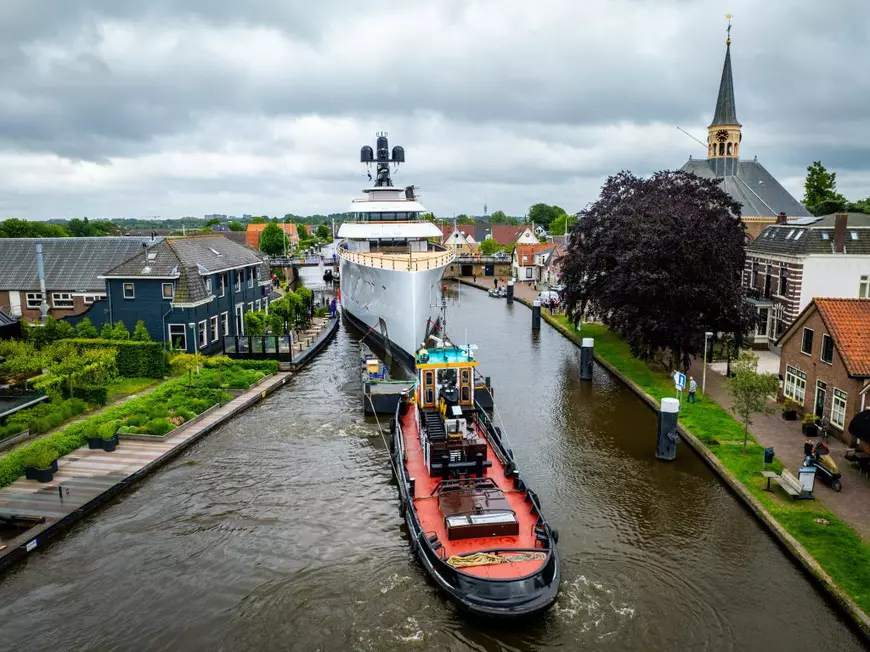 Megaiahtul de 150 de milioane de euro al fostului șef Starbucks trece la limită printr-un canal îngust, în Olanda