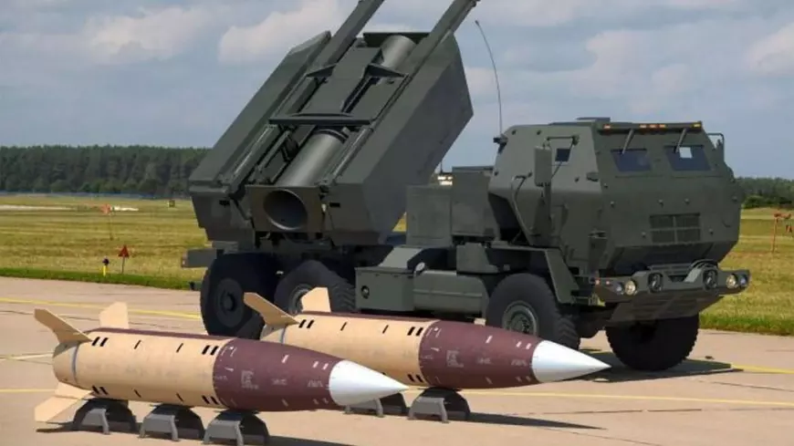 Rachete Army Tactical Missile System (ATACMS) cu vehiculul lor de lansare HIMARS. In imagine se vad doua rachete langa un sistem de lansare pe ceea ce pare a fi un aerodrom