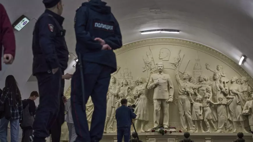 Sculptură cu Stalin instalată la metroul din Moscova și păzită de polițiști Foto: Profimedia