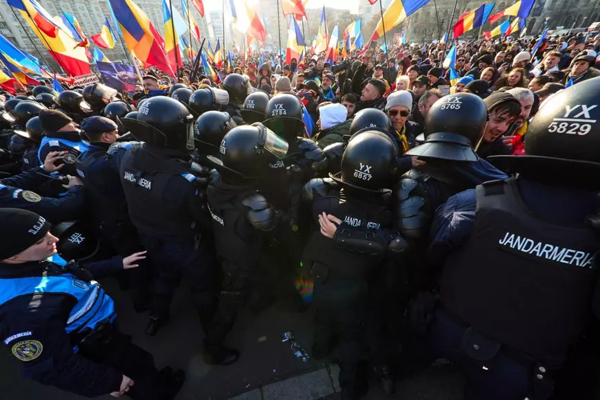 Susținătorii lui Călin Georgescu se ciocnesc cu jandarmii în fața Guvernului României, București, România - 10 februarie 2025